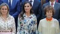La Reina Letizia recupera el vestido floral de una firma afectada por la DANA y confirma el uniforme más elegante del verano con alpargatas de cuña
