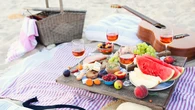 ¿Vas a pasar el día en la playa? estas son las comidas que deberías llevar
