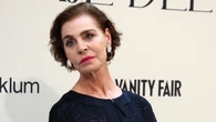 Antonia Dell’Atte convierte el caftán negro en el vestido de invitada más elegante a los 66 años