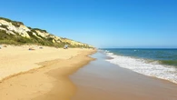 Parece California, pero es España: así es la segunda playa del mundo más larga y está en Andalucía
