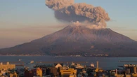 La erupción de un volcán en el suroeste de Japón lanza una columna de humo de 4 kilómetros