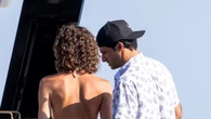La novia de Carlos Sainz se pone romántica en sus horas bajas