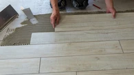 Adiós a las baldosas efecto madera: esta es la alternativa que viene pisando fuerte en otoño 2025