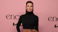 Mar Flores inspira a las mujeres +50 con el look con vaqueros que será tendencia este otoño 2025