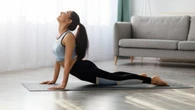 La postura de yoga que fortalece el cuerpo, aumenta la capacidad pulmonar y mejora el sueño