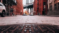 La Policía de Nueva York investiga unos inquietantes vídeos: hombres saliendo de alcantarillas en plena calle