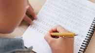 La psicología explica qué significa escribir siempre en mayúsculas: no es solo una cuestión de estilo