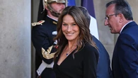 Carla Bruni demuestra en el Elíseo que las bailarinas también pueden ser de gala: el look negro que inspira a las mujeres elegantes de 2026