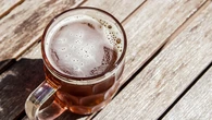 No tires el poso de la cerveza: para qué sirve y qué soluciones tiene en el hogar