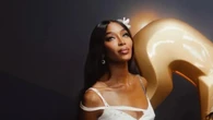 Naomi Campbell repite un Galliano icónico casi 30 años después… y parece recién salido de pasarela