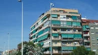 Un arquitecto explica por qué si tienes un toldo verde es como tener un radiador en la terraza de casa