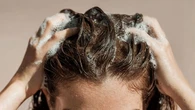 "Lo estás haciendo mal": La advertencia de los dermatólogos sobre el hábito de no lavarse el pelo a diario