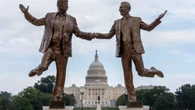 "Mejores amigos para siempre": la misteriosa escultura de Trump y Epstein que ha aparecido ante el Capitolio