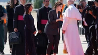 Ayuso despide al Papa León XIV con un guiño al blanco: el detalle que transforma su traje más ejecutivo