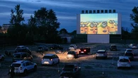 Los coches chinos del futuro proyectarán películas desde los faros: así funciona la nueva tecnología que convierte el vehículo en un cine portátil