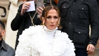 Jennifer Lopez cumple 57 años: desde el vestido tropical de Versace en los 2000 hasta sus mejores looks en la Semana de la Moda