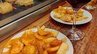 Un plató, mil versiones: Las patatas bravas, con salsa y alegría