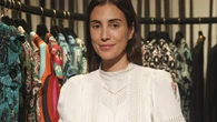 Sassa de Osma tiene el look effortless que las chicas más pijas de Madrid van a copiar este mayo: polo de punto, pantalón palazzo y sandalias doradas