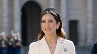Mary de Dinamarca lleva la falda española que eleva cualquier look y la combina los rubíes históricos más impresionantes de su joyero