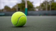 ¿Por qué se está recomendado a la población usar pelotas de tenis para limpiar las paredes de casa?