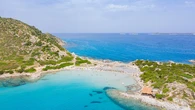 Italia prohíbe el uso de la sombrilla en la playa a las personas entre 10 y 65 años: ¿podría España hacer lo mismo?