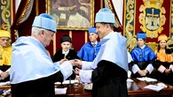 Víctor Manuel, investido Doctor Honoris Causa por la Universidad de Oviedo: "El éxito es el camino más rápido para la imbecilidad"