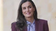 La blusa de maxi lazada más royal: el gesto de estilo de la Reina Letizia en Lleida que transforma el traje sastre