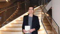 Carlota Casiraghi tiene el look francés más elegante: camiseta de rayas, vaqueros y las bailarinas bicolor de Chanel que nunca fallan