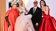 Rojo, siluetas escultóricas y efecto Runway: la premiere definitiva de 'El diablo viste de Prada 2' en Nueva York eleva el poder de la moda