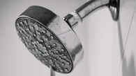 Cómo dejar como nueva la alcachofa de la ducha: el sencillo truco para eliminar la cal de los orificios
