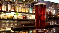 “God save the pub”: el bar inglés se está muriendo (pero el príncipe quiere resucitarlo)