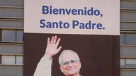 Una lona gigante para dar la bienvenida al Santo Padre
