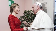 La Reina Letizia y los Papas: del vestido rojo al privilegio del blanco, los looks que han marcado sus encuentros con el Vaticano