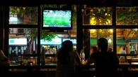 Si vas al bar a ver a la Selección, te echarán a mitad del partido: la restrictiva normativa de cierre obliga a los hinchas a ver el España - Uruguay en discotecas y pubs