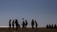 18 balones confiscados en dos días: la polémica norma de las playas de Cádiz