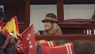 La Infanta Elena convierte una tarde de toros en San Isidro en una lección de estilo castizo con sombrero campero y gabardina fucsia