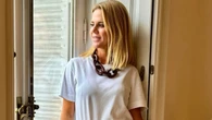 Amelia Bono sabe que estos vaqueros anchos son perfectos para mujeres bajitas y estilizan al máximo