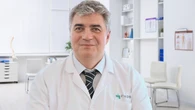 Óscar Aguilera, biólogo molecular: "La vitamina C protege las mitocondrias e impacta en el envejecimiento celular"