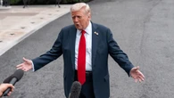 Trump amenaza con "despidos masivos" de funcionarios federales si las negociaciones con los demócratas encallan