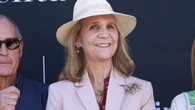 La Infanta Elena da la sorpresa en un acto gastronómico en Segovia con traje sastre rosa empolvado muy fiel a su estilo