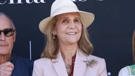La Infanta Elena, feliz al recoger el Garbanzo de Oro en un pueblo segoviano