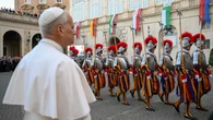 Los nuevos guardias suizos juran su cargo ante el Papa por primera vez desde 1968