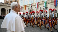¿Quién protege al papa León XIV en sus visitas? Así es la Guardia Suiza Pontificia, la encargada de su seguridad