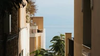 Este es el pueblo de España donde el verano es infinito: 300 días de sol, 4 kilómetros de playa y una fiesta dedicada a las migas