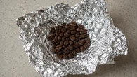 Para qué sirve guardar granos de café envueltos en papel de aluminio, según el Feng Shui