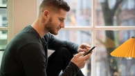 La psicología explica qué significa que una persona nunca hable por un grupo de WhatsApp