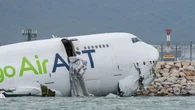 Mueren dos empleados del aeropuerto de Hong Kong tras chocar un avión contra su vehículo antes de caer al mar