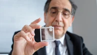 Devuelven la vista a pacientes ciegos con este diminuto chip y unas gafas
