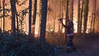 Un gran incendio forestal en el Monte Areo, en Gijón, obliga a desalojar a medio centenar de vecinos