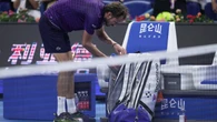 Otro lío con Medvedev: sigue jugando cojo, le pitan warning por falta de competitividad y la tiene con el árbitro en las semifinales de Pekín